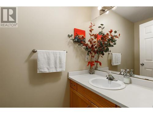 1674 Thayer Court, Kelowna, BC - Indoor Photo Showing Bathroom