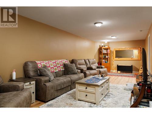 1674 Thayer Court, Kelowna, BC - Indoor Photo Showing Living Room