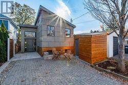 576 BYNGMOUNT AVENUE  Mississauga, ON L5G 1R1