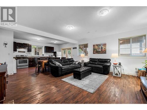 8774 Badger Drive, Kamloops, BC - Indoor Photo Showing Living Room