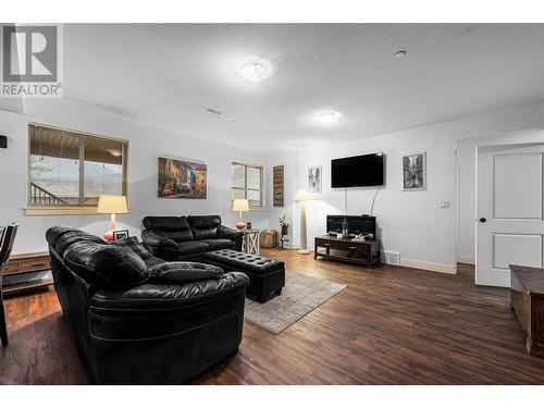 8774 Badger Drive, Kamloops, BC - Indoor Photo Showing Living Room