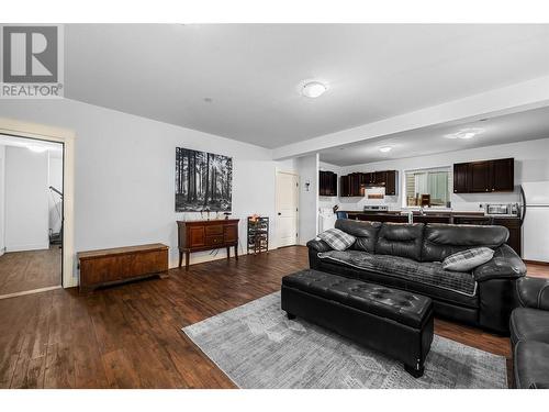 8774 Badger Drive, Kamloops, BC - Indoor Photo Showing Living Room