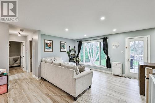 25 Nicholson Drive, Uxbridge, ON - Indoor Photo Showing Living Room