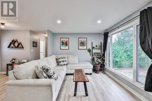 25 Nicholson Drive, Uxbridge, ON - Indoor Photo Showing Living Room