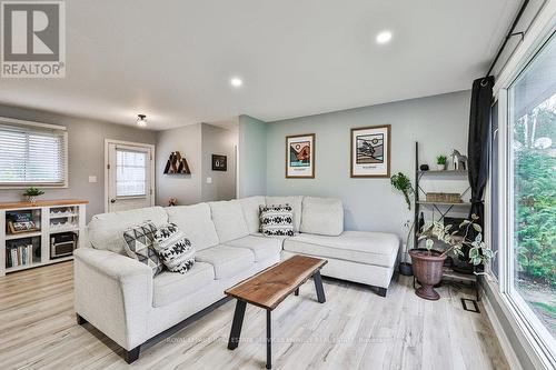 25 Nicholson Drive, Uxbridge, ON - Indoor Photo Showing Living Room