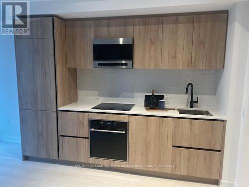 211 - 127 Broadway Avenue, Toronto, ON - Indoor Photo Showing Kitchen