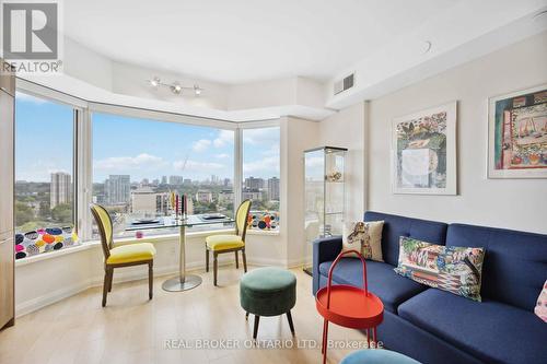 1801 - 155 Yorkville Avenue, Toronto, ON - Indoor Photo Showing Living Room