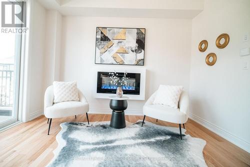 3321 Sixth Line, Oakville, ON - Indoor Photo Showing Living Room