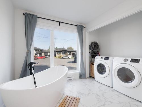 Salle de lavage - 95 Rue Des Merles, Sainte-Clotilde, QC - Indoor Photo Showing Laundry Room