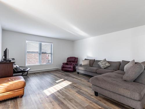 Living room - 302-322 Boul. St-Luc, Saint-Jean-Sur-Richelieu, QC - Indoor Photo Showing Living Room