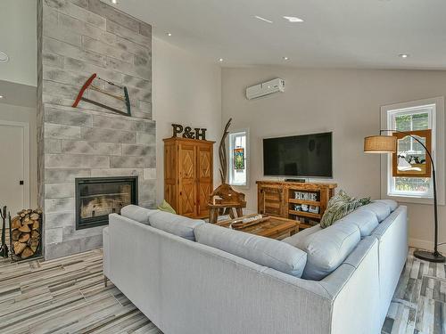 Living room - 131 Ch. Richelieu, Montebello, QC - Indoor Photo Showing Living Room With Fireplace