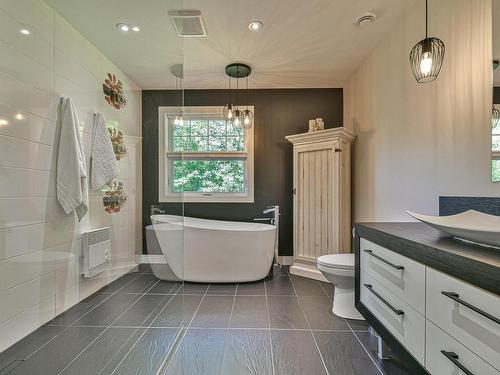 Bathroom - 131 Ch. Richelieu, Montebello, QC - Indoor Photo Showing Bathroom