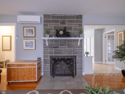 Living room - 1 Rue Lambert, Sorel-Tracy, QC - Indoor With Fireplace