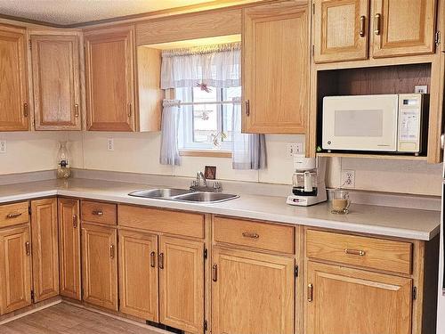 69 Taylor Drive, Thunder Bay, ON - Indoor Photo Showing Kitchen With Double Sink