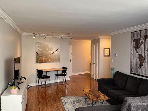 2307-270 Queens Quay W, Toronto, ON - Indoor Photo Showing Living Room