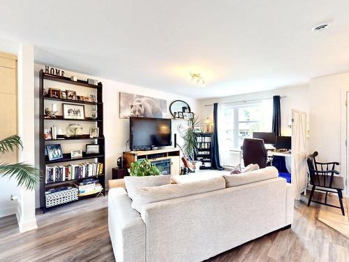 Living room - 1499  - 1501 Av. Rawlinson, Mascouche, QC - Indoor Photo Showing Living Room