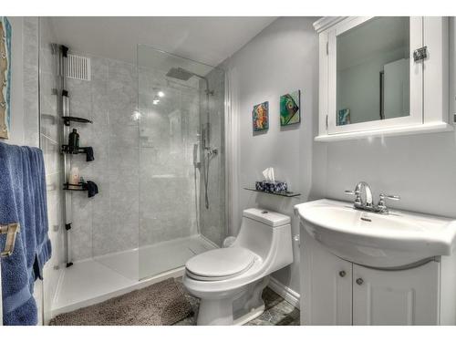 Bathroom - 4050 Av. Maupassant, Brossard, QC - Indoor Photo Showing Bathroom