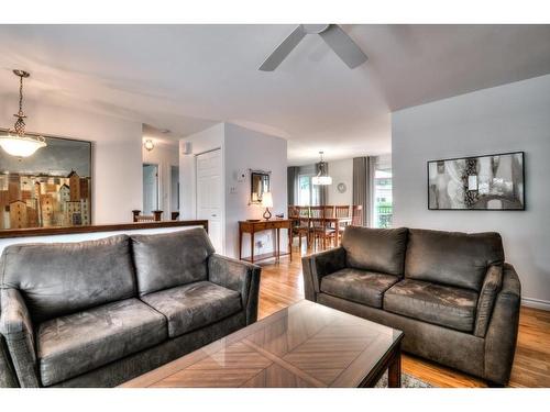 Living room - 4050 Av. Maupassant, Brossard, QC - Indoor Photo Showing Living Room