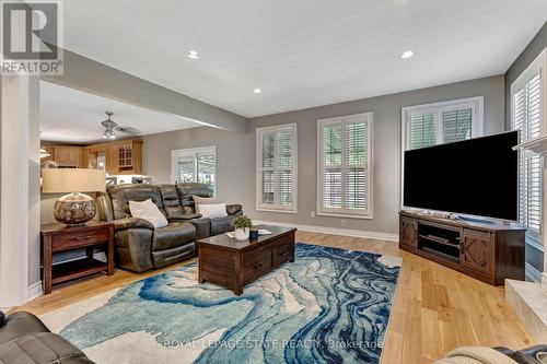 636 Greenravine Drive, Hamilton, ON - Indoor Photo Showing Living Room