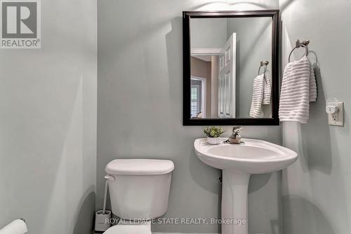 636 Greenravine Drive, Hamilton, ON - Indoor Photo Showing Bathroom