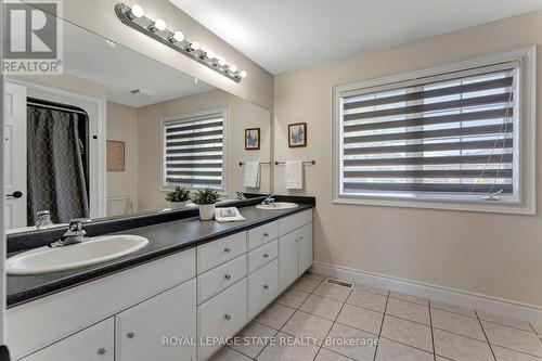 636 Greenravine Drive, Hamilton, ON - Indoor Photo Showing Bathroom