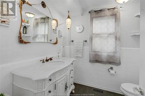 12086 Riverside Drive East, Tecumseh, ON - Indoor Photo Showing Bathroom