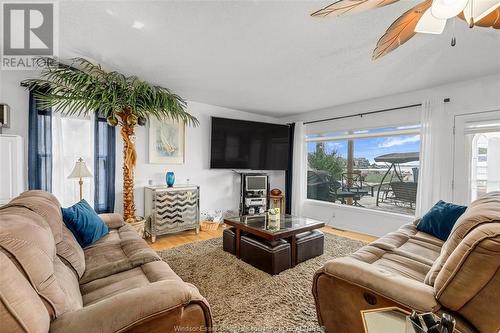 12086 Riverside Drive East, Tecumseh, ON - Indoor Photo Showing Living Room