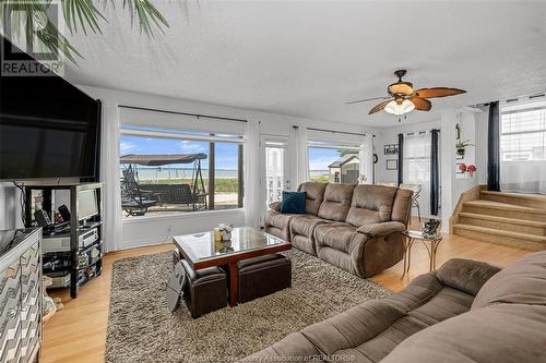 12086 Riverside Drive East, Tecumseh, ON - Indoor Photo Showing Living Room