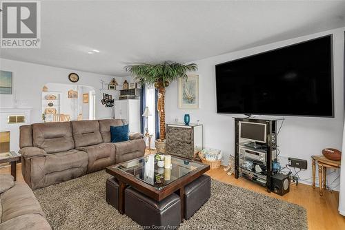 12086 Riverside Drive East, Tecumseh, ON - Indoor Photo Showing Living Room