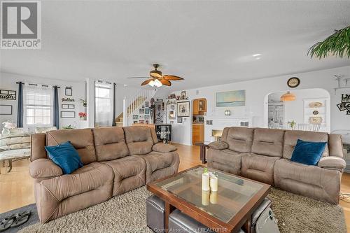 12086 Riverside Drive East, Tecumseh, ON - Indoor Photo Showing Living Room