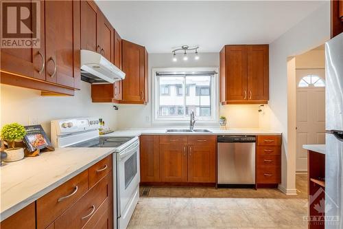 18 Foxhill Way Unit#C, Ottawa, ON - Indoor Photo Showing Kitchen With Double Sink