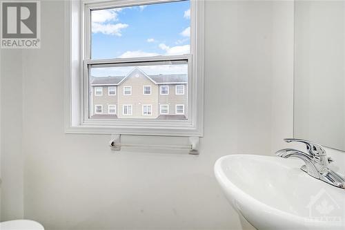 413 Sadar Private, Ottawa, ON - Indoor Photo Showing Bathroom