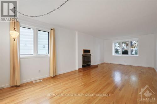 207 Park Grove Drive, Ottawa, ON - Indoor Photo Showing Living Room