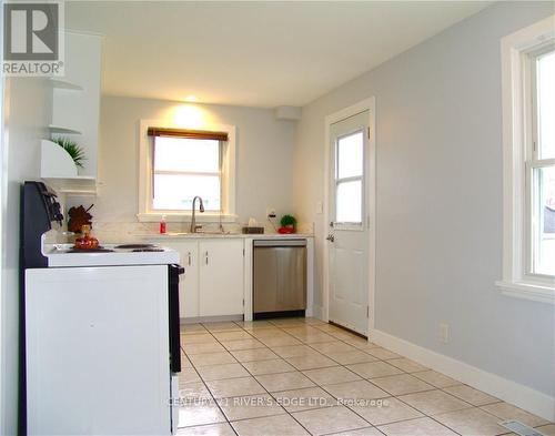 102 First Avenue, Brockville, ON - Indoor Photo Showing Kitchen