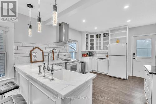 120 Vale Avenue, St. Catharines, ON - Indoor Photo Showing Kitchen