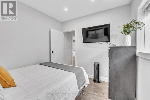 120 Vale Avenue, St. Catharines, ON - Indoor Photo Showing Bedroom