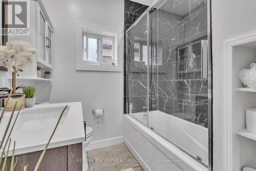 120 Vale Avenue, St. Catharines, ON - Indoor Photo Showing Bathroom