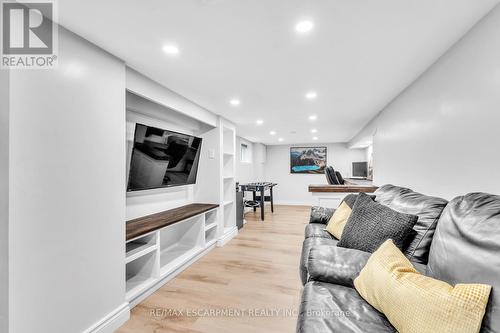 120 Vale Avenue, St. Catharines, ON - Indoor Photo Showing Living Room