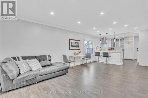 120 Vale Avenue, St. Catharines, ON - Indoor Photo Showing Living Room