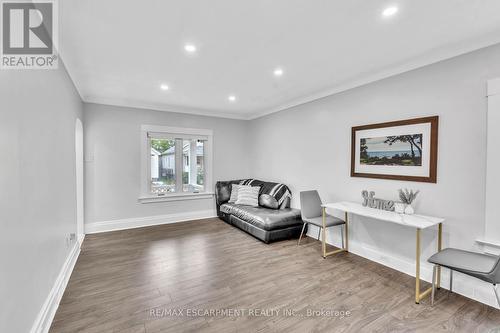 120 Vale Avenue, St. Catharines, ON - Indoor Photo Showing Living Room