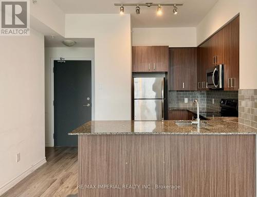 523 - 11611 Yonge Street, Richmond Hill, ON - Indoor Photo Showing Kitchen With Double Sink