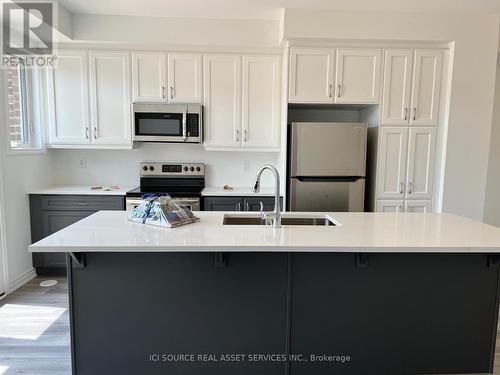 3022 John Mckay Boulevard, Oakville, ON - Indoor Photo Showing Kitchen With Double Sink With Upgraded Kitchen