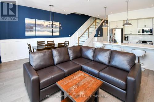 3551 Riva Avenue, Innisfil, ON - Indoor Photo Showing Living Room