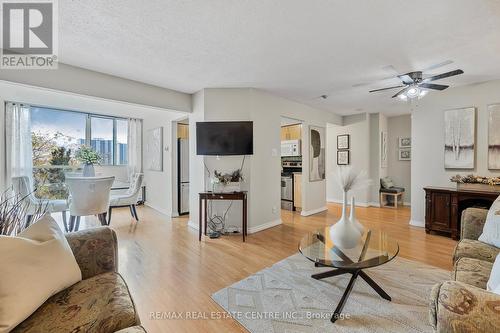 509 - 61 Markbrook Lane, Toronto, ON - Indoor Photo Showing Living Room