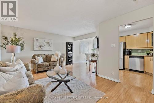 509 - 61 Markbrook Lane, Toronto, ON - Indoor Photo Showing Living Room