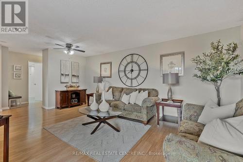 509 - 61 Markbrook Lane, Toronto, ON - Indoor Photo Showing Living Room