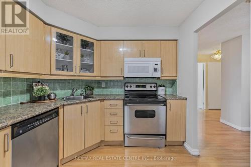 509 - 61 Markbrook Lane, Toronto, ON - Indoor Photo Showing Kitchen