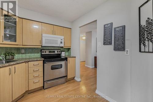 509 - 61 Markbrook Lane, Toronto, ON - Indoor Photo Showing Kitchen