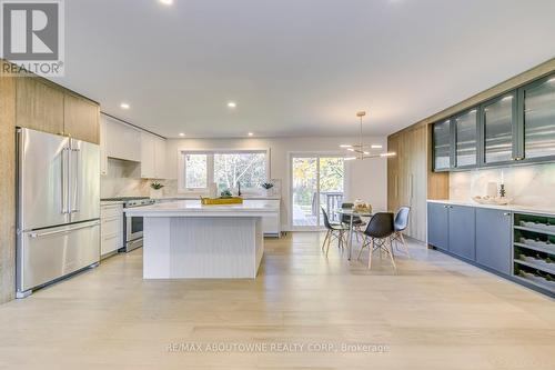 2243 Ingersoll Drive, Burlington, ON - Indoor Photo Showing Kitchen With Upgraded Kitchen