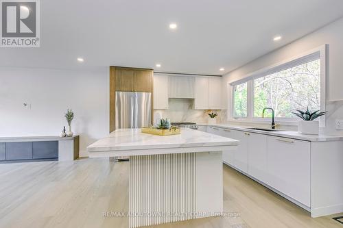 2243 Ingersoll Drive, Burlington, ON - Indoor Photo Showing Kitchen With Upgraded Kitchen